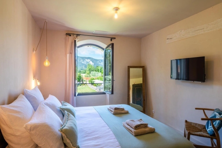 Photos 17 - Prestige - MÉNERBES – PROPRIÉTÉ D’EXCEPTION – 2 BÂTISSES – 9 CHAMBRES – PISCINE – SPA – PICKLE BALL – VUE LUBERON