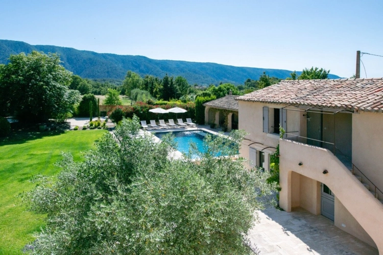Photos 20 - Prestige - MÉNERBES – PROPRIÉTÉ D’EXCEPTION – 2 BÂTISSES – 9 CHAMBRES – PISCINE – SPA – PICKLE BALL – VUE LUBERON