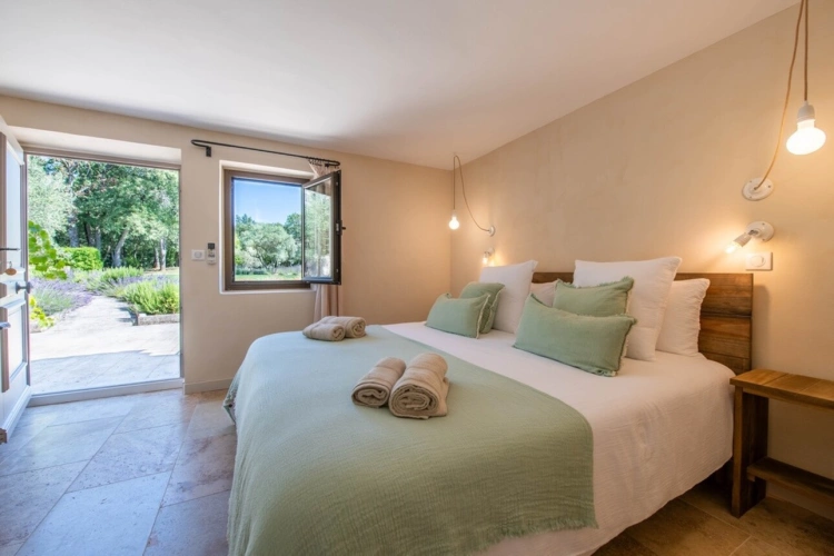 Photos 21 - Prestige - MÉNERBES – PROPRIÉTÉ D’EXCEPTION – 2 BÂTISSES – 9 CHAMBRES – PISCINE – SPA – PICKLE BALL – VUE LUBERON