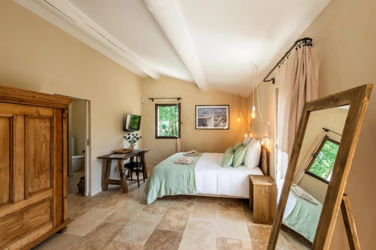Photos 22 - Prestige - MÉNERBES – PROPRIÉTÉ D’EXCEPTION – 2 BÂTISSES – 9 CHAMBRES – PISCINE – SPA – PICKLE BALL – VUE LUBERON