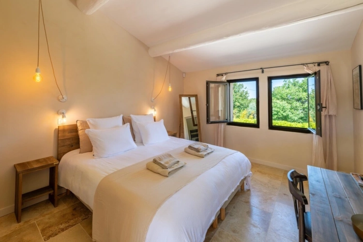 Photos 24 - Prestige - MÉNERBES – PROPRIÉTÉ D’EXCEPTION – 2 BÂTISSES – 9 CHAMBRES – PISCINE – SPA – PICKLE BALL – VUE LUBERON
