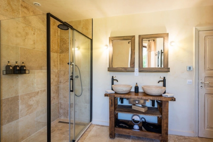 Photos 25 - Prestige - MÉNERBES – PROPRIÉTÉ D’EXCEPTION – 2 BÂTISSES – 9 CHAMBRES – PISCINE – SPA – PICKLE BALL – VUE LUBERON