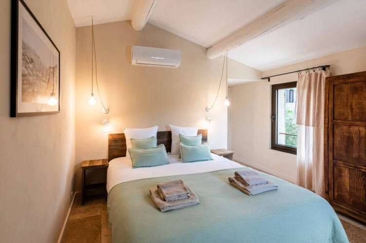 Photos 26 - Prestige - MÉNERBES – PROPRIÉTÉ D’EXCEPTION – 2 BÂTISSES – 9 CHAMBRES – PISCINE – SPA – PICKLE BALL – VUE LUBERON