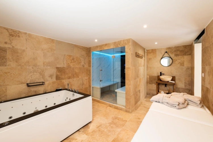 Photos 27 - Prestige - MÉNERBES – PROPRIÉTÉ D’EXCEPTION – 2 BÂTISSES – 9 CHAMBRES – PISCINE – SPA – PICKLE BALL – VUE LUBERON