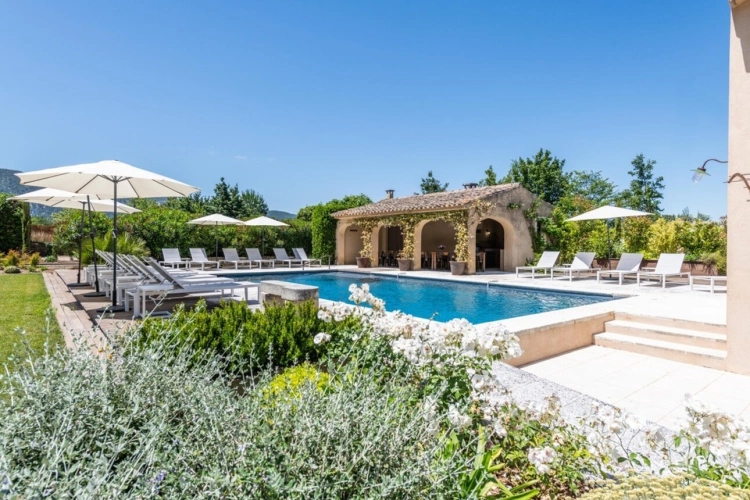 Photos 30 - Prestige - MÉNERBES – PROPRIÉTÉ D’EXCEPTION – 2 BÂTISSES – 9 CHAMBRES – PISCINE – SPA – PICKLE BALL – VUE LUBERON