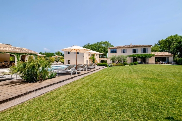 Photos 32 - Prestige - MÉNERBES – PROPRIÉTÉ D’EXCEPTION – 2 BÂTISSES – 9 CHAMBRES – PISCINE – SPA – PICKLE BALL – VUE LUBERON