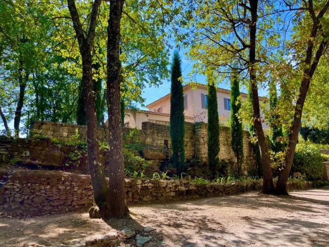 Photos 35 - Prestige - MÉNERBES – PROPRIÉTÉ D’EXCEPTION – 2 BÂTISSES – 9 CHAMBRES – PISCINE – SPA – PICKLE BALL – VUE LUBERON