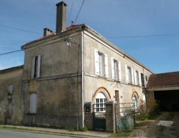 Vignette - Touristique -  BURIE (17) A Vendre CORPS de FERME et Ses Nombreuses Dépendances 