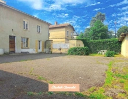 Vignette - Touristique - A vendre - Corps de ferme au charme rustique avec un fort potentiel de division - Saint-Laurent-De-Mûre