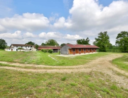 Vignette - Équestre - Domaine niché dans un écrin de verdure de 21 hectares, entièrement clôturé par des haies naturelles (01)
