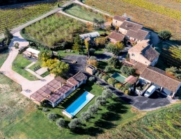 Vignette - Prestige - Dpt Vaucluse (84), à vendre en campagne de MENERBES, proche de Gordes et de l'Isle sur la Sorgue, Propriété de près de 2 ha avec Mas familial et dépendances sur près de 400 m² offrant 7 chambres