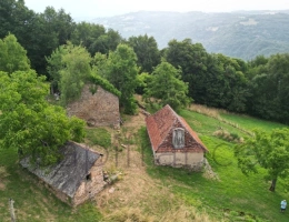 Vignette - Tourist - Beautiful stone property - renovation project surrounded by 4 hectares