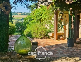 Vignette - Touristique - Domaine de charme, 4 hectares, 470 m² habitable, 20 couchages, roulotte, piscine, parc avec arbres centenaires