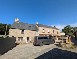 Vignette - Touristique - Séglien en campagne longère en pierre rénovée avec vie de plain pied de 219m², garage, atelier et dépendance parcelle de 7125m²