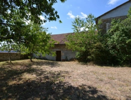 Vignette - Touristique - Propriété GRANGE + MAISON + GARAGES + PISCINE  proche de LA ROCHEFOUCAULD EN ANGOUMOIS (16)