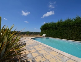 Vignette - Tourist - Propriété GRANGE + MAISON + GARAGES + PISCINE  proche de LA ROCHEFOUCAULD EN ANGOUMOIS (16)