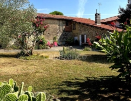 Vignette - Touristique - A vendre et rénover : Ancien corps de ferme 9 pièces, 6 chambres, au coeur d'un village proche de MAUVEZIN (32)