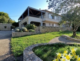 Vignette - Prestige - Propriete VILLA avec PISCINE et  PARC vendre 8 pièces APT (84)