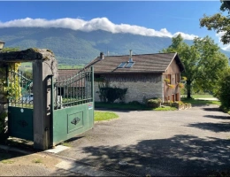 Vignette - Prestige - Propriete à vendre 8 pièces (01200) Corps de ferme du 19ᵉ siècle rénové, 1,2 hectares de nature et vue panoramique à couper le souffle !