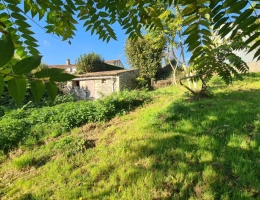 Vignette - Touristique -  Hangar + dépendances sur grand terrain à bâtir – secteur Échiré