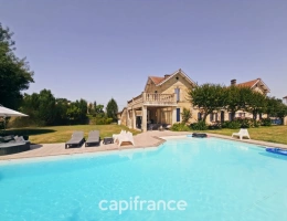 Vignette - Touristique - Propriété d’exception avec Maison de 10 pièces, maison T3, un immense chai, terrain de 2844m², piscine, garages, dépendances
