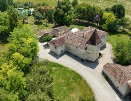 Vignette - Tourist - Farm with outbuildings