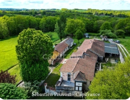 Vignette - Tourist - Propriete à vendre 6 pièces proche de BRANTOME (24), site en sommet de colline, clos de murs, piscine, annexe, dépendances