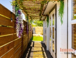 Vignette - Touristique - Élégant domaine avec 2 gîtes, piscine & 1 hectare de nature p