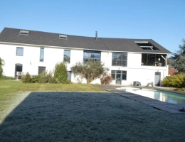 Vignette - Touristique - VAGNEY (88)Propriété d'exception T8  avec un appartement T3 exploité en location saisonnière , piscine , terrain 900m².               avec piscine, terrain 900m²