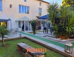 Vignette - Touristique - Propriété avec chambres d'hôtes et piscine intérieure en vil