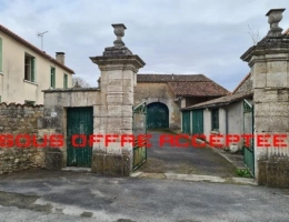 Vignette - Touristique - Corps de ferme avec maison, grange et dépendances, 15 mn Angoulême centre, accès RN10 facile