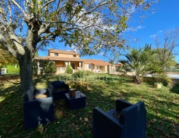 Vignette - Tourist - Dpt Gard (30), à vendre 5mn d'UZES, Belle propriété RP, chambres d'hôtes et gîte, piscine, parc 5 00