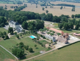 Vignette - Équestre - Château, installation équestre (haras) à vendre au coeur du bocage bourbonnais - Maison de gardien, club house, maison des cavaliers, boxes, écuries - Terrain de 40 hectares