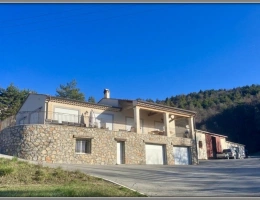 Vignette - Prestige - Propriete Peyroules Villa avec piscine intérieure dex hangars forte rentabilité