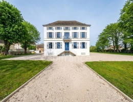 Vignette - Prestige - Propriété à vendre composée d'une demeure de Maitre et une deuxième maison avec piscine et jardin