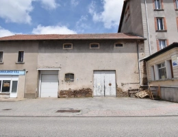 Vignette - Rurale - Bâtiment comprennant un grand atelier artisanal et un grange aménageable / SAINT AGREVE 07320