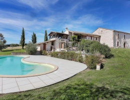 Vignette - Tourist - Character property