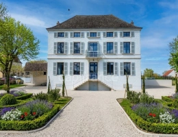 Vignette - Prestige - Propriété à vendre composée d'une demeure de Maitre et une deuxième maison avec piscine et jardin