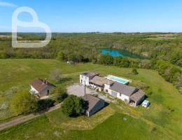 Vignette - Touristique - Superbe domaine avec 2 maisons, dépendances et piscine