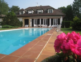 Vignette - Prestige - Propriete à vendre sur 35 hectares, 14 pièces piscine, tennis, chasse, pêche, équitation, au coeur de la Dombes