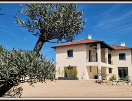 Vignette - Rurale - Propriété à vendre 6 pièces FEILLENS (01)proche Mâcon 207m², piscine chauffée, double garage,5 chambres 2 suites, hors lotissement