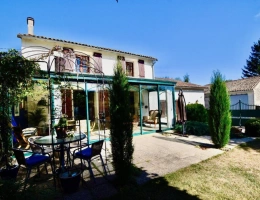 Vignette - Rurale - Propriété de village magnifiquement présentée avec jardins paysagers et piscine