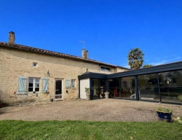 Vignette - Rurale - Grande ferme en pierre rénovée avec terrain et dépendances