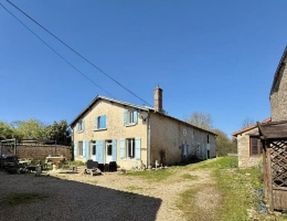 Vignette - Touristique - Propriété de village traditionnelle d'un excellent rapport qualité-prix avec gîtes et grand terrain