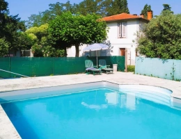 Vignette - Prestige - Propriété de caractère colonial pleine de charme avec sa varangue 1930. Située dans un parc bien arboré avec grande piscine sur le côté bucolique du jardin.Possibilité de gites