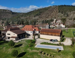 Vignette - Tourist - Superbe ensemble en pierre avec gîtes dans  Vallée du Lot, proche Saint-Cirq-Lapopie