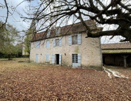 Vignette - Rural - Charming 17 th century dwelling in heart of a Périgord village .
