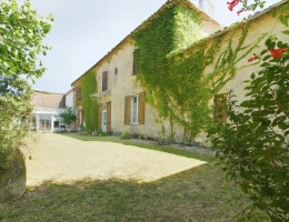 Vignette - Touristique - Propriété en position dominante avec 3 logements, environ 18 Hectares- Piscine
