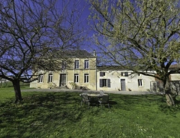 Vignette - Touristique - Ensemble comprenant 3 maisons, des granges et un terrain à vendre