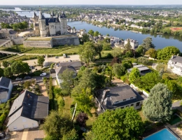Vignette - Prestige - Propriete d'exception à vendre à SAUMUR (49400)  Panorama d'exception sur le château et la Loire - 328m² - 2278m²-piscine